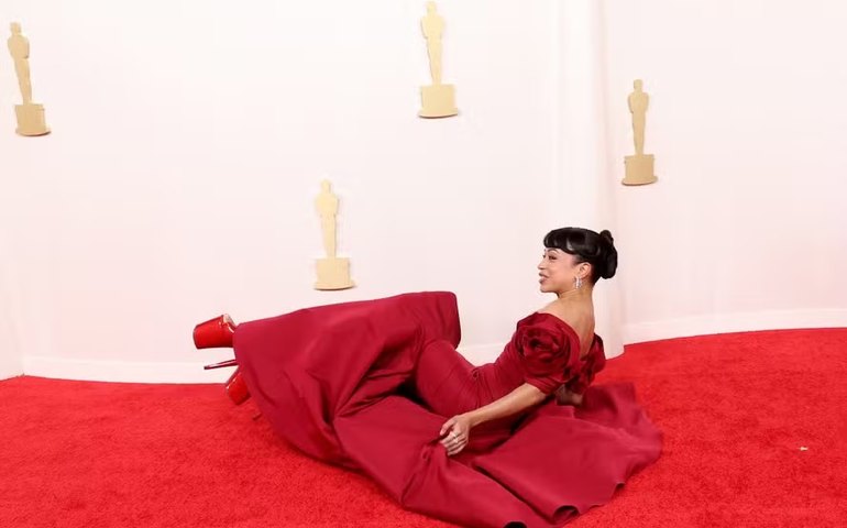 Liza Koshy tropeça e cai no tapete vermelho do Oscar 2024; assista