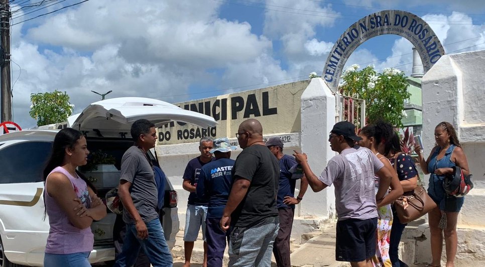 Corpos de irmãs mortas durante incêndio residencial são sepultados em Nossa Senhora do Socorro / Foto: Foto: Jéssika Cruz/TV Atalaia