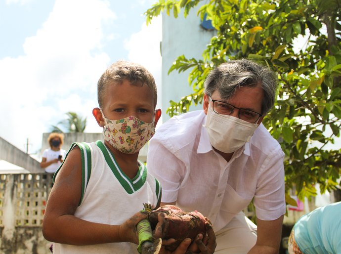 Crianças se divertem e aprendem em colheita de horta no Benedito Bentes