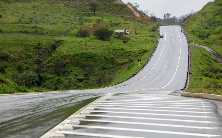 Colisão entre carreta e carro tem dois mortos na BR-393, em Vassouras