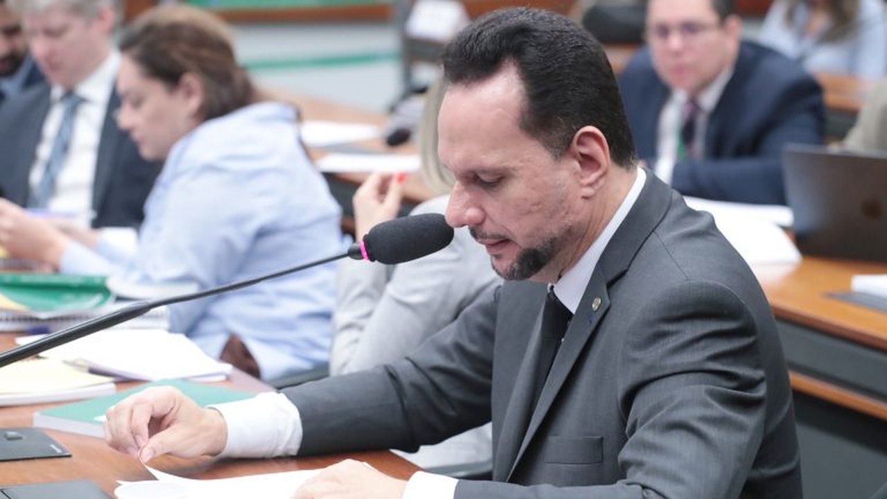 Comissão aprova incentivo fiscal para empresas que contratarem pessoas desempregadas há mais de 12 meses