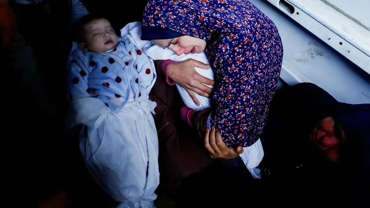 Pai descobre que filhos gêmeos de quatro dias foram mortos em Gaza por ataque israelense enquanto ele registrava os bebês