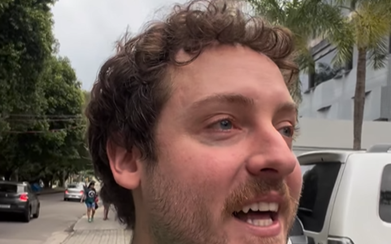 Ator faz sucesso ao zombar de tipos cariocas na internet: 'Quando me encontram pela cidade, perguntam quando vou falar dos bairros deles'