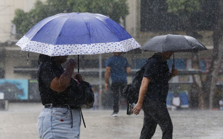 Semana começa com alerta laranja de chuvas intensas em 17 estados