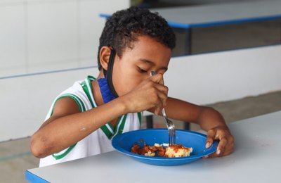 Prefeitura de Maceió amplia programa Amanhecer para mais de 20 mil alunos do Ensino Fundamental