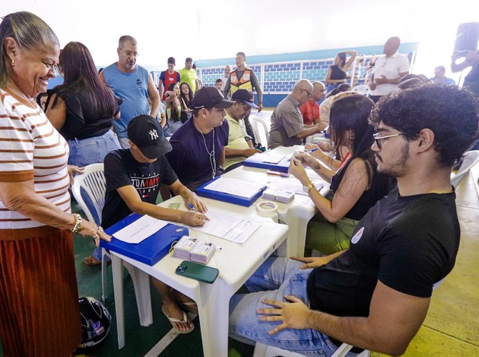 Prefeita Tia Júlia participa de cerimônia de entrega do programa Caminhos da Universidade