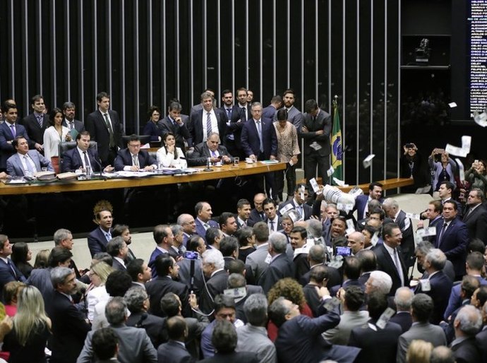 Bancada federal vota dividida: quatro com Temer; quatro contra e um ausente