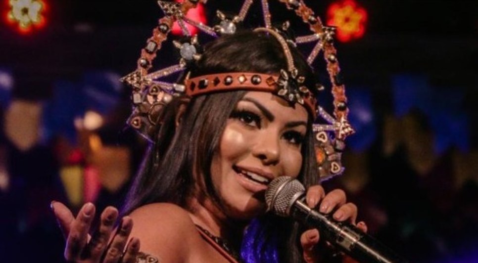 Biópsia constata lesões graves nos rins da cantora Paulinha Abelha