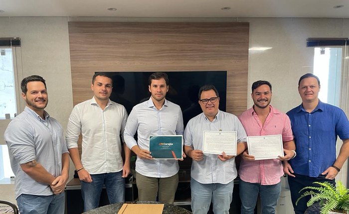 Prefeito Cacau entregou licença ambiental e alvará de construção a empresários nesta terça-feira