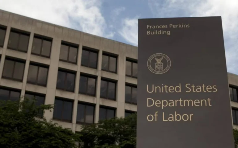 Emprego nos EUA aumenta 1,3% para 153,6 milhões em 12 meses até março