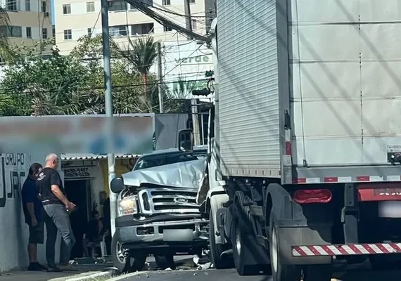 Caminhão invade contramão e colide com picape em Maceió