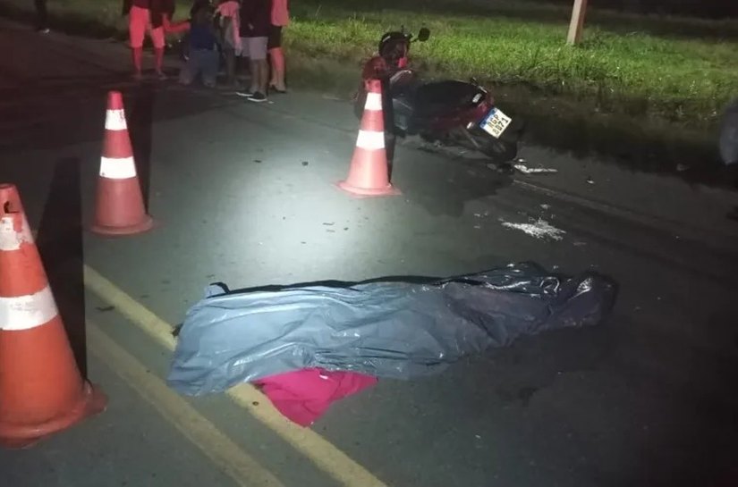 Mulher morre e criança fica ferida em colisão entre moto e cavalo em Arapiraca
