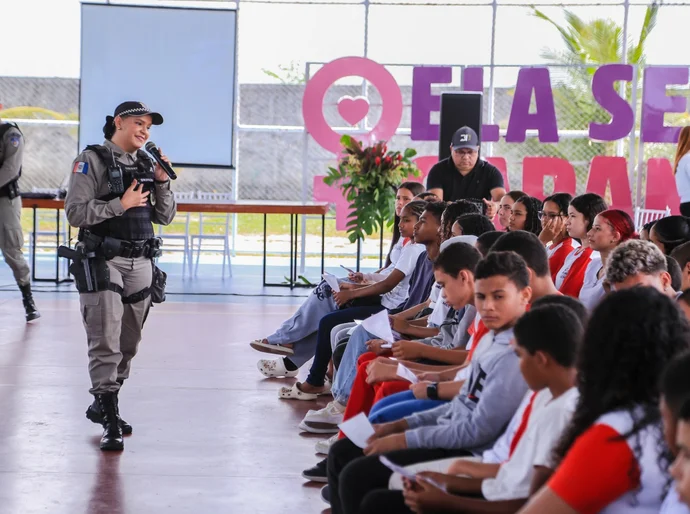 Patrulha Maria da Penha orienta estudantes e apresenta novidades sobre rede de proteção às mulheres em Penedo