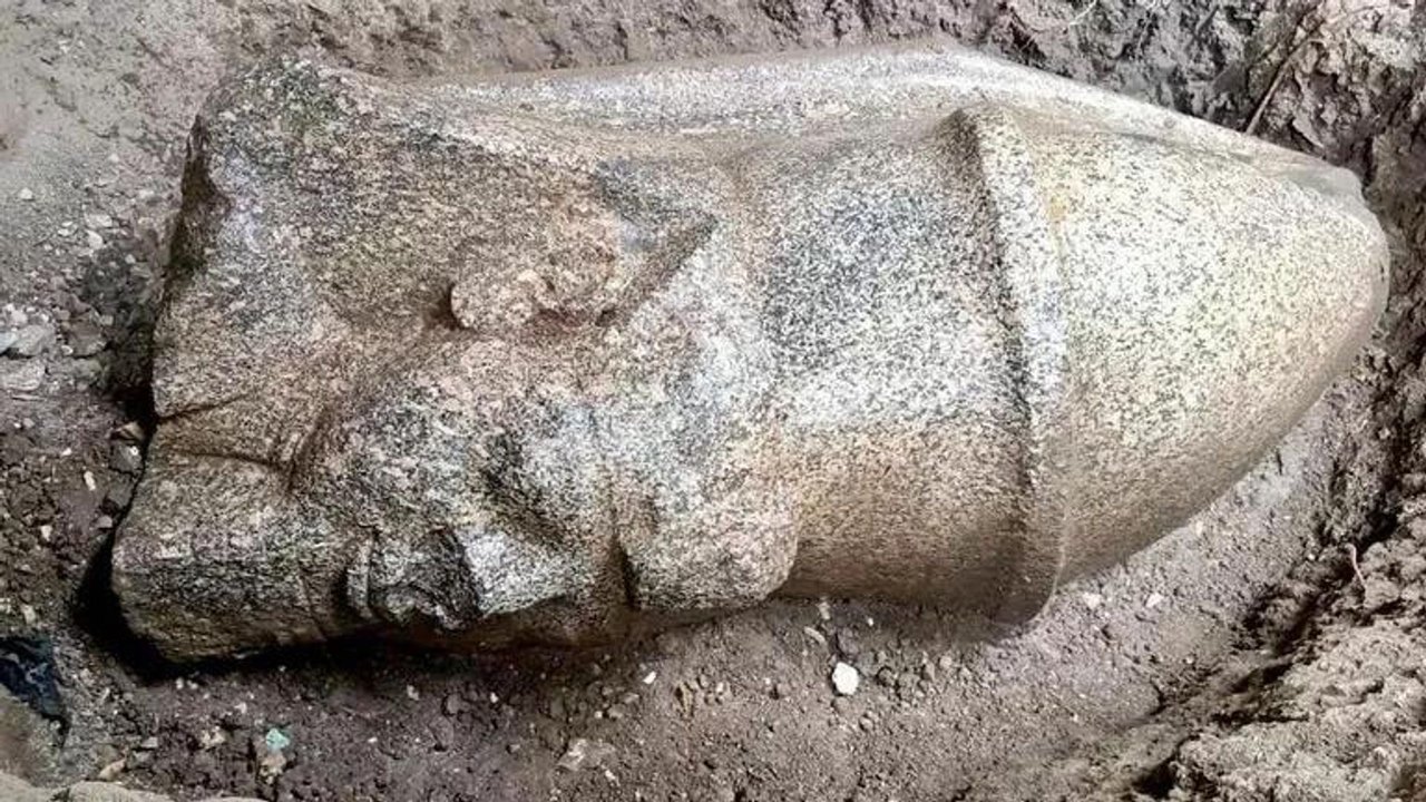 Descobertas de peças de estátuas gigantes de Ramsés II no Egito