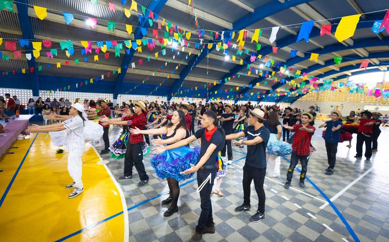 Quadrilhas, forró e muita tradição movimentam festas juninas das escolas estaduais