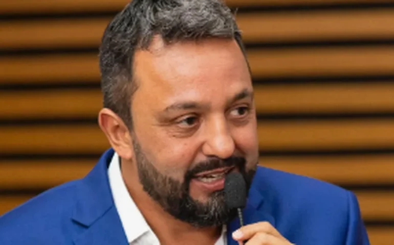 'Folgadinha, vamos te amassar': secretário faz acordo e se livra de ação por ameaça a deputada