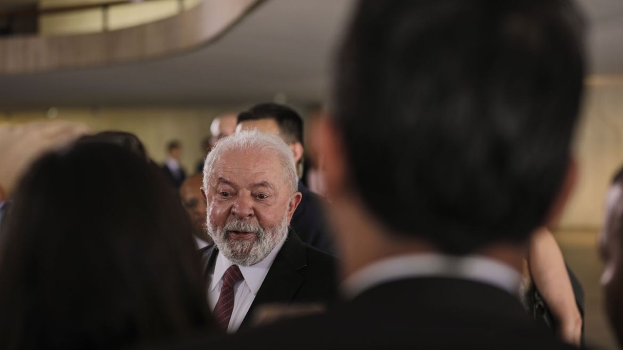Operação de guerra: equipe de 20 médicos e técnicos embarca hoje de SP para acompanhar a cirurgia de Lula em BSB; entenda 