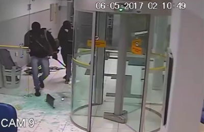 VIDEO: Com máscaras de gás, encapuzados e fortemente armados bandidos inavdem agência do BB de Quebrangulo