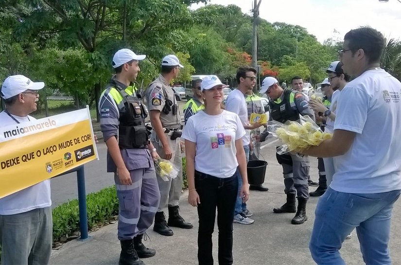 Maio Amarelo: mães recebem rosas durante blitz educativa