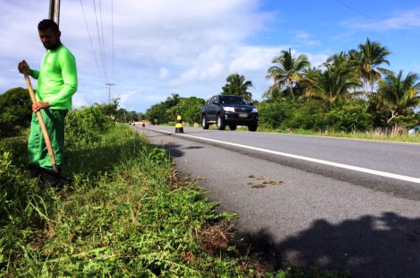 Seinfra de Piaçabuçu realiza limpeza na Rodovia Dalmo Moreira Santana
