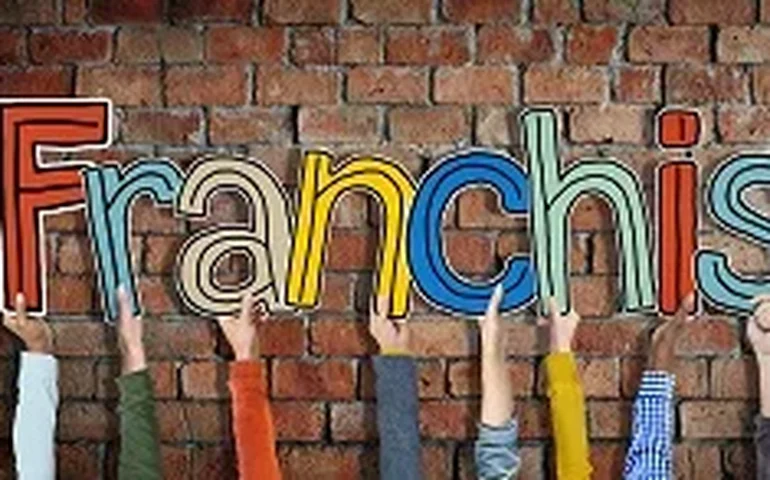 Setor de franquias supera R$ 300 bilhões em 2025 e impulsiona expansão de redes de serviços domésticos no Brasil