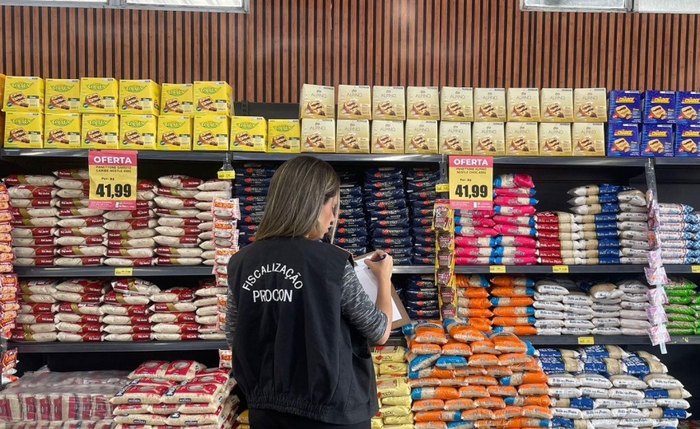 Pesquisadora faz levantamento de preços de itens da Cesta Básica