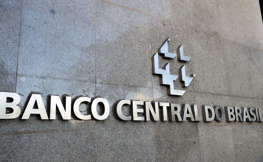 Focus: projeções do mercado para PIB, Selic e dólar ficam estáveis