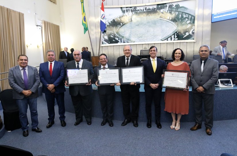 Personalidades do mundo jurídico são homenageadas em sessão solene, na ALE