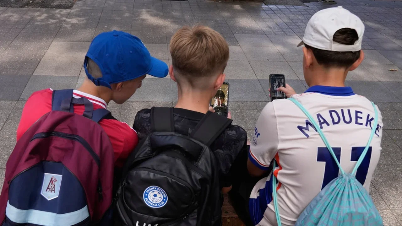 Parlamentares franceses correm contra o tempo para introduzir uma proibição de redes sociais para menores de 15 anos antes do início do ano letivo.