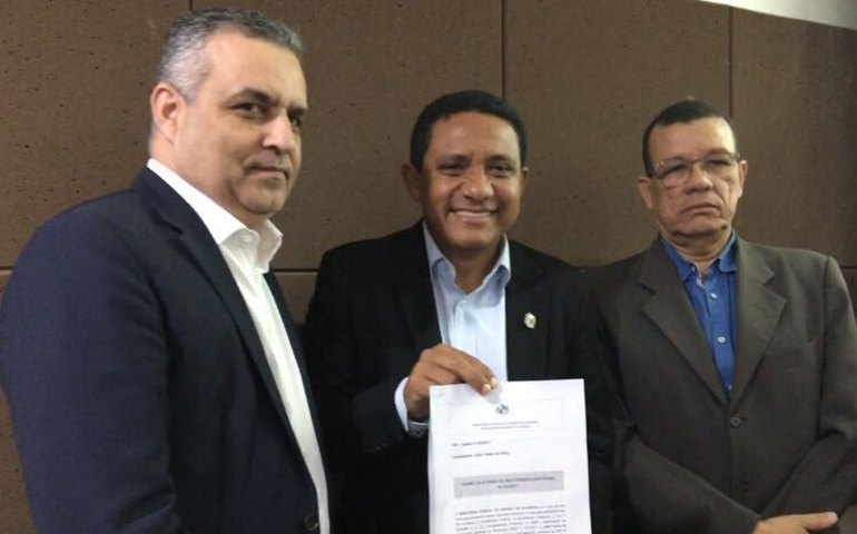Prefeito Júlio assina termo de compromisso para desativação do lixão de Palmeira