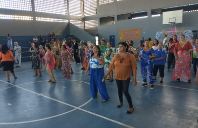 Baile da Primavera reúne cerca de 100 idosos do Serviço de Convivência