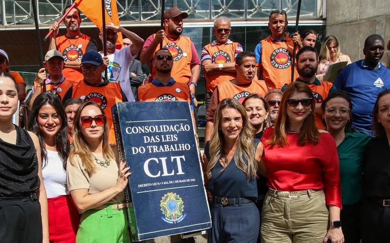 Manifestantes fazem ato em defesa da Justiça do Trabalho em São Paulo