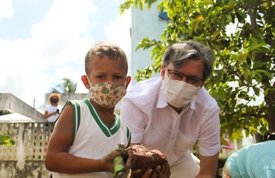 Crianças se divertem e aprendem em colheita de horta no Benedito Bentes