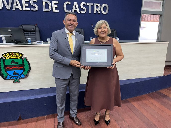 Câmara homenageia professora Tânia de Almeida com Título de Cidadã Benemérita de Maceió