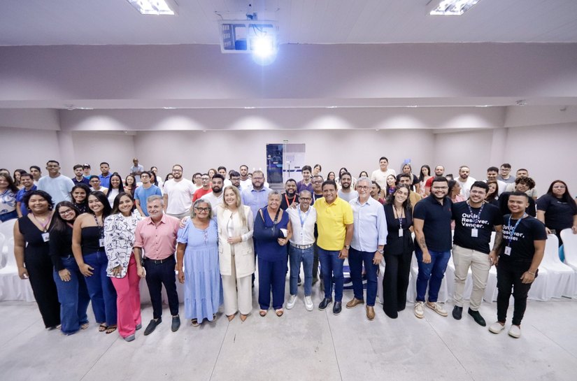 Tia Júlia prestigia formatura dos 59 primeiros contratados da AeC em Palmeira
