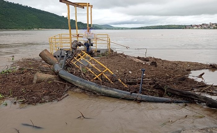 Equipamento motobomba utilizado na captação de água para abastecer cidades Equipamento motobomba utilizado na captação de água para abastecer cidades