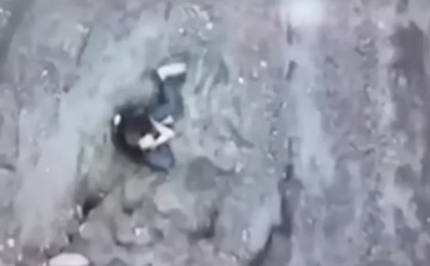 Guia deixou Juliana sentada em trilha e se afastou para fumar, diz pai da publicitária