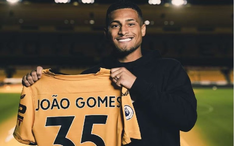 Wolverhampton ganha disputa com Lyon e anuncia a contratação de João Gomes