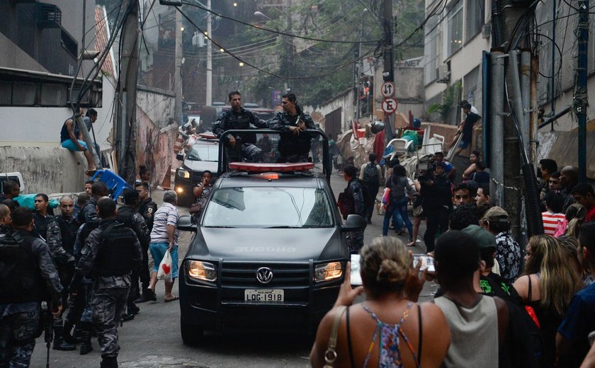 Operação da PM no Complexo de Israel, no Rio, deixa 2 mortos, 4 feridos e bloqueia a Av. Brasil