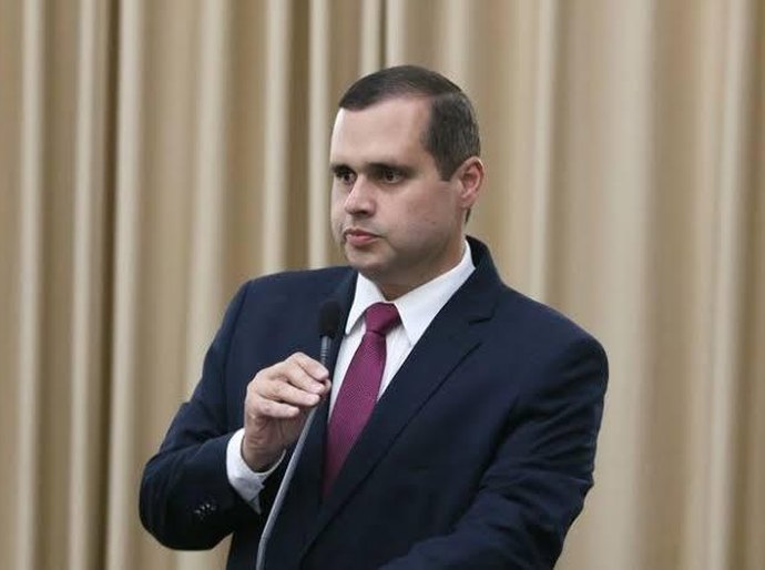 Deputado Fernando Pereira cobra pagamento do Escola 10 aos municípios