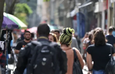 Diretores e gerentes negros ganham 34% menos que brancos, revela IBGE