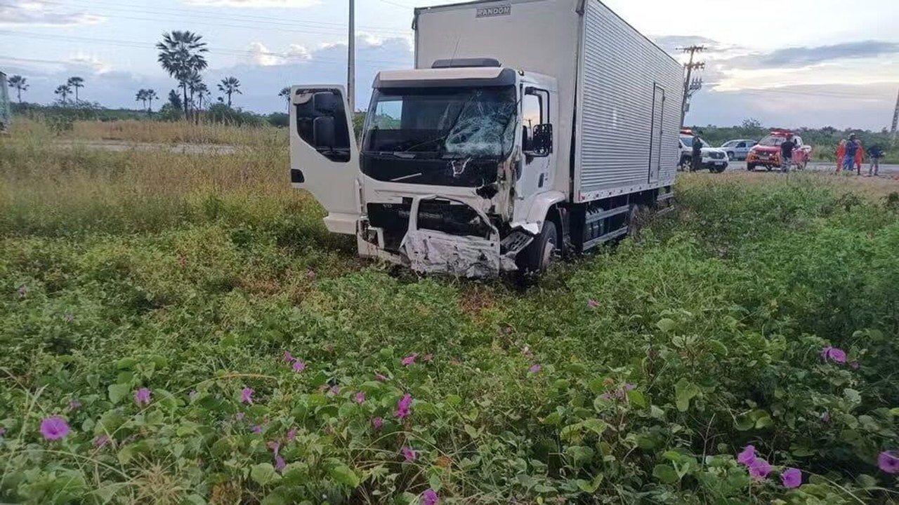 Colisão entre ambulância e caminhão no Ceará resulta em 4 mortes