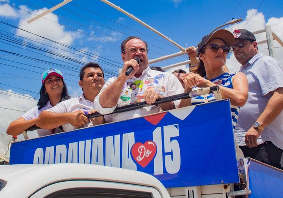 Casa a casa, prefeito Luciano recebe o carinho dos moradores de Bananeiras