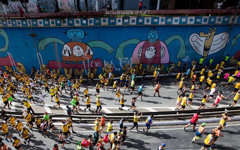 Copos plásticos da São Silvestre vão virar mesas e cadeiras em escolas paulistas