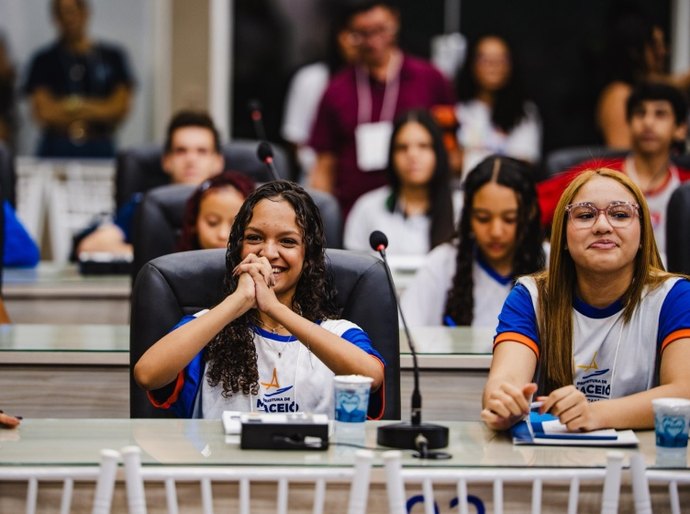 Estudante de escola municipal se destaca em projeto que aproxima jovens do legislativo