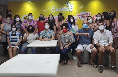 Meninas da Casa de Passagem têm dia de lazer em lanchonete