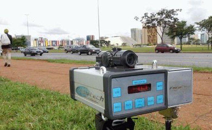 Radar em estrada para averiguar velocidade do veículo Radar em estrada para averiguar velocidade do veículo