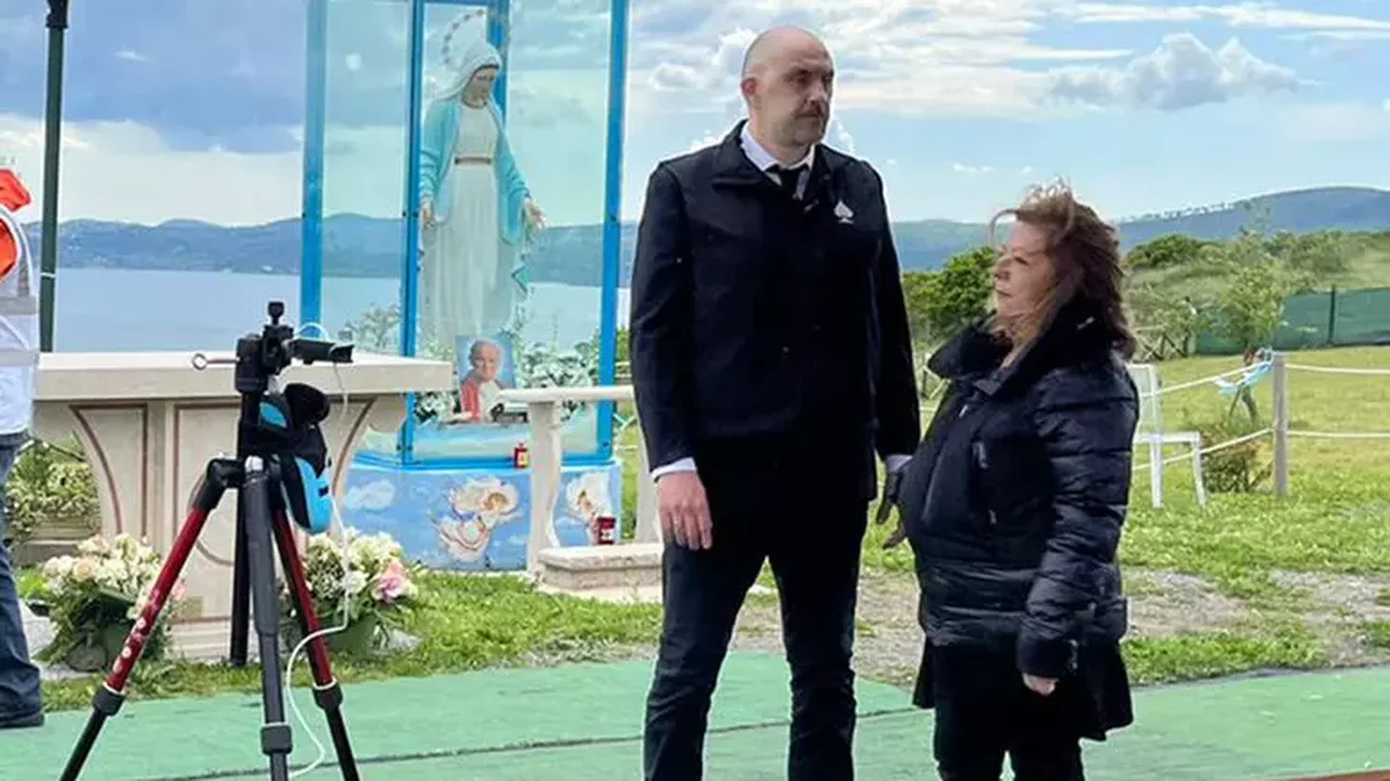 Italiana é julgada por falsos milagres de ‘Virgem que chorava sangue’