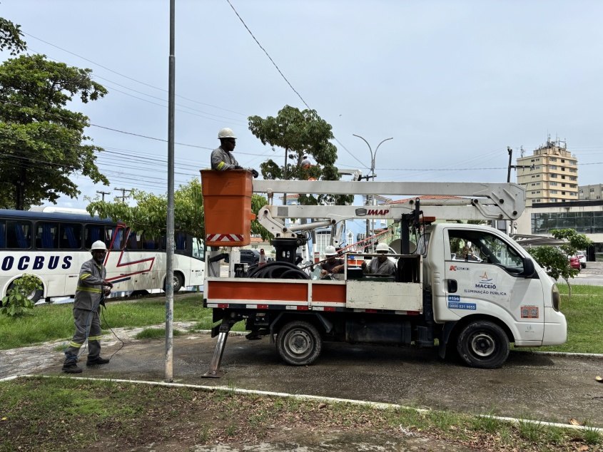 Intervenção é essencial para garantir o pleno funcionamento da iluminação na Praça Sinimbu. Foto: Vinícius Rocha/ Ascom Ilumina