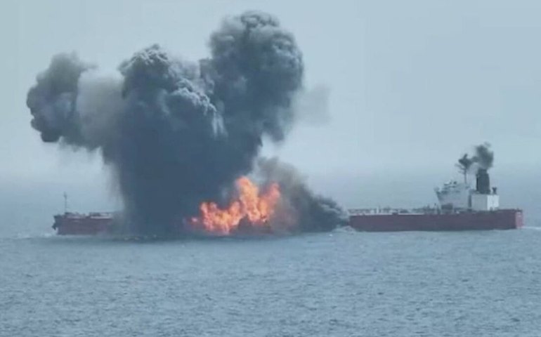Petroleiro em chamas ameaça causar desastre no Mar Vermelho